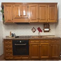 Cucina con elettrodomestici