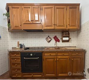 Cucina con elettrodomestici