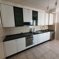 Cucina lineare 280cm bianca top nero + elettrodom.