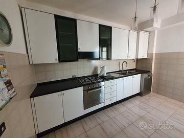 Cucina lineare 280cm bianca top nero + elettrodom.