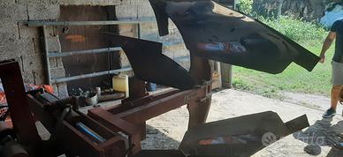 Aratro monovomere reversibile