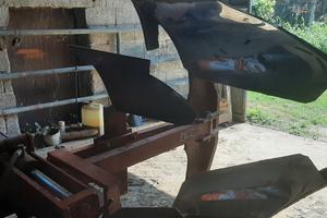 Aratro monovomere reversibile