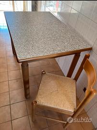 Tavolo in Legno e 4 Sedie