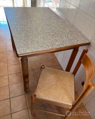 Tavolo in Legno e 4 Sedie
