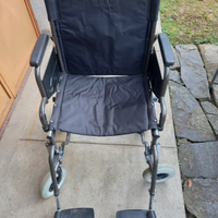 Carrozzina per persone con difficoltà motorie