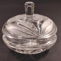 Ciotola in cristallo con particolare coperchio 