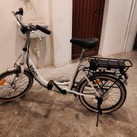 Bicicletta pieghevole a pedalata assistita 