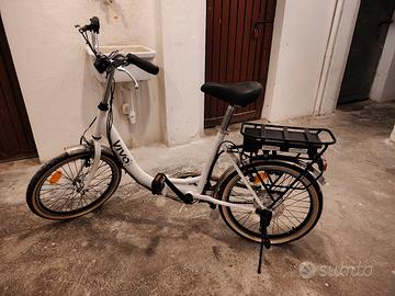 Bicicletta pieghevole a pedalata assistita 