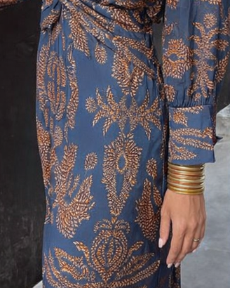 Abito blu con scollo a V