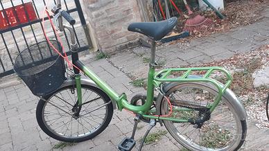 Bici pieghevole verde con cestino