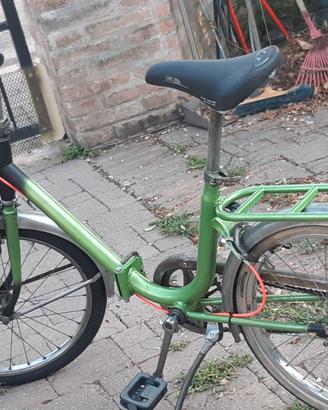 Bici pieghevole verde con cestino