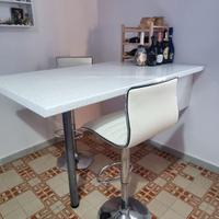 Penisola cucina, angolo bar e sgabelli