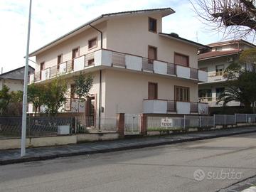 Palazzina cielo-terra zona centrale