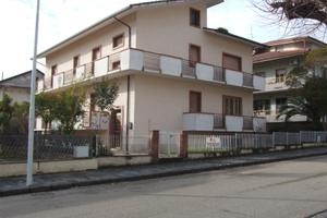 Palazzina cielo-terra zona centrale