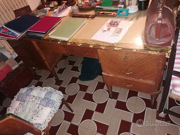 Scrivania in legno stile Liberty 