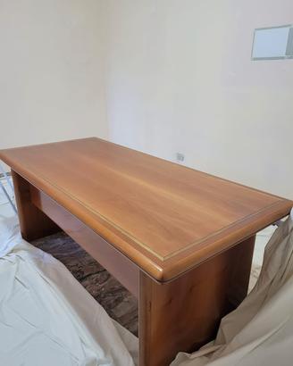 Scrivania in legno per studio