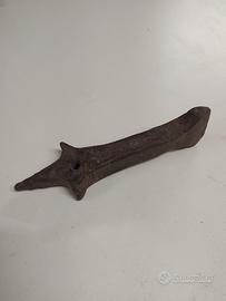 Antico incudine affila falce in ferro battuto 