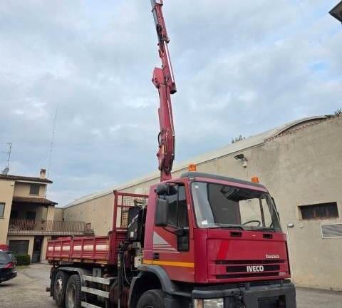 Iveco 190e30 con Gru