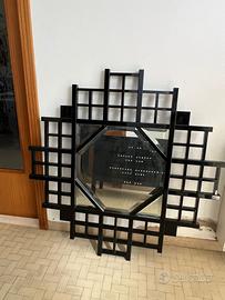 Specchiera in legno laccato nero.