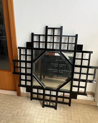 Specchiera in legno laccato nero.