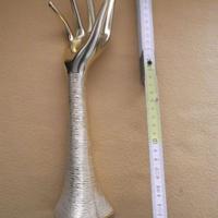 Scultura mano dorata