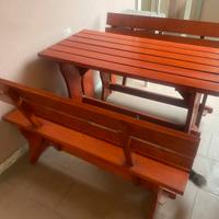 Tavolo da esterno in legno con panche