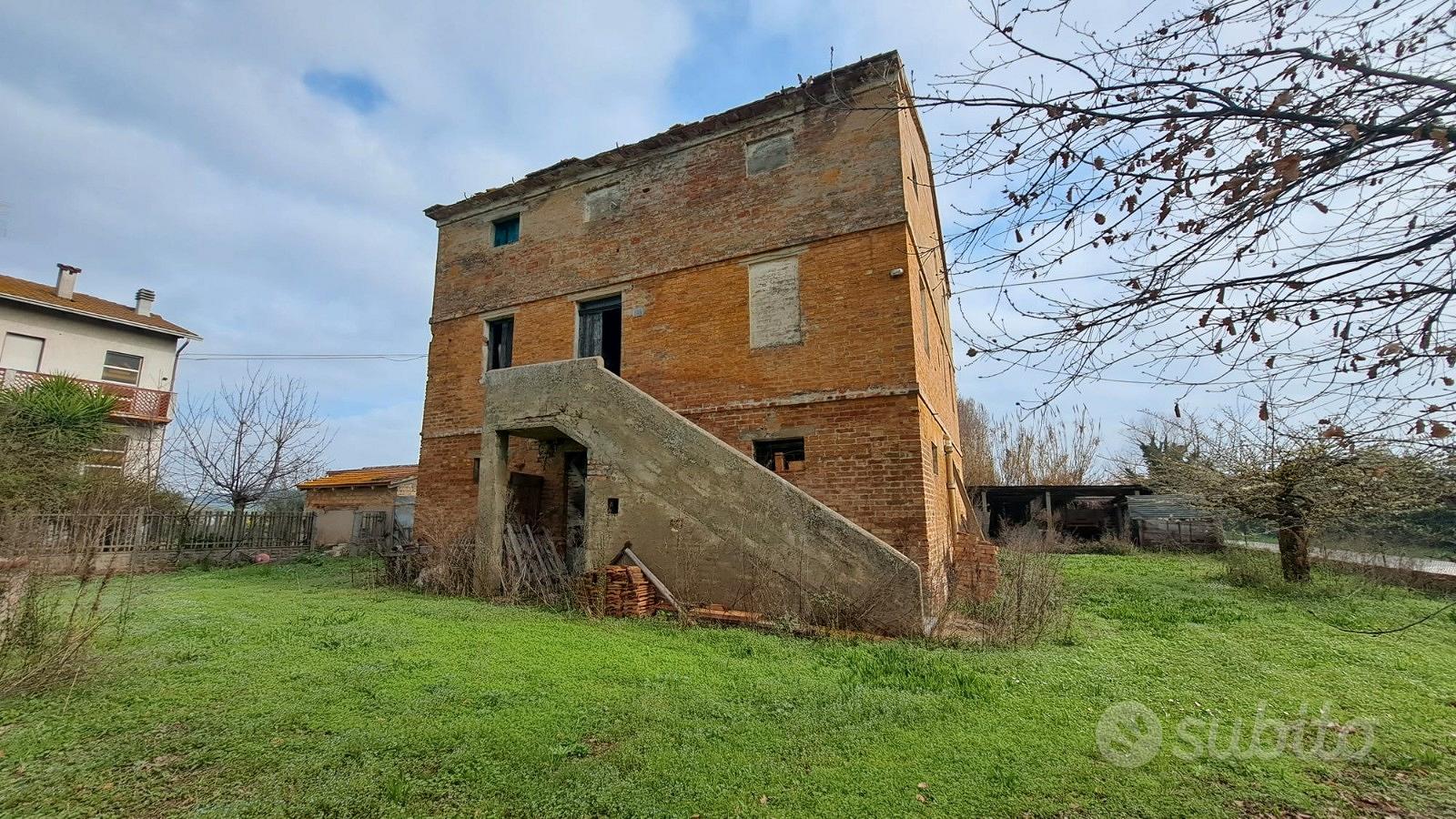 Casa colonica con terreno e annessi - Vista 2