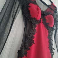 Abito Mini Rosso e Nero con Dettagli in Pizzo
