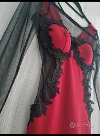 Abito Mini Rosso e Nero con Dettagli in Pizzo