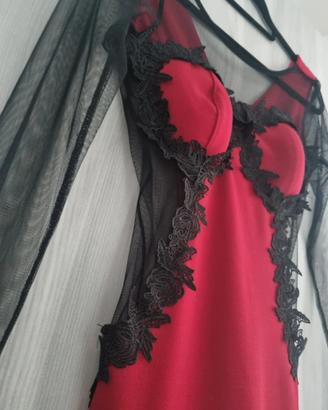 Abito Mini Rosso e Nero con Dettagli in Pizzo