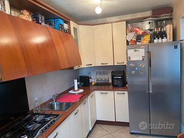 Cucina angolare con forno e piano cottura