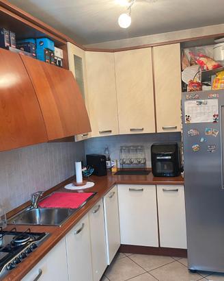 Cucina angolare con forno e piano cottura