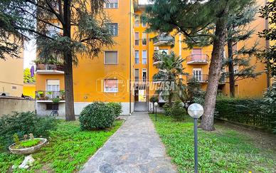 AMPIO TRILOCALE CON BALCONE, BOX AUTO E CANTINA