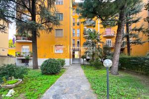 AMPIO TRILOCALE CON BALCONE, BOX AUTO E CANTINA