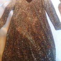 Mini abito da sera in paillettes.