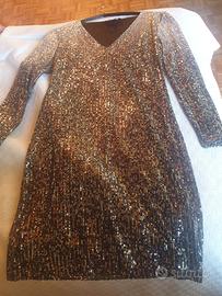 Mini abito da sera in paillettes.