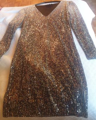 Mini abito da sera in paillettes.