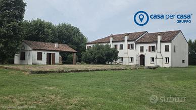 Villa storica di campagna con accessori e ampia co