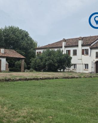Villa storica di campagna con accessori e ampia co