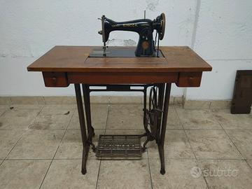 Macchina da cucire a pedale Singer