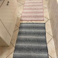 Set di 2 tappeti da bagno – Rosa e Blu