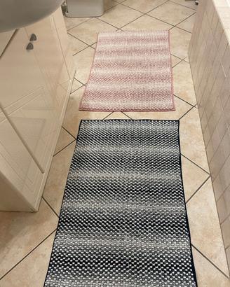 Set di 2 tappeti da bagno – Rosa e Blu