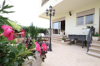 VILLA A SCHIERA D'ANGOLO A SANT'OMERO