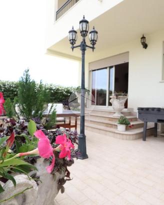 VILLA A SCHIERA D'ANGOLO A SANT'OMERO