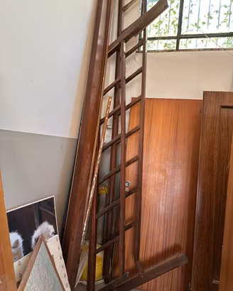 Corrimano in legno marrone scuro