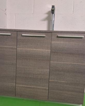 Mobile bagno con lavabo e miscelatore