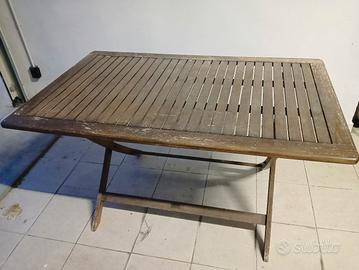 Tavolo e sedie in legno da giardino 