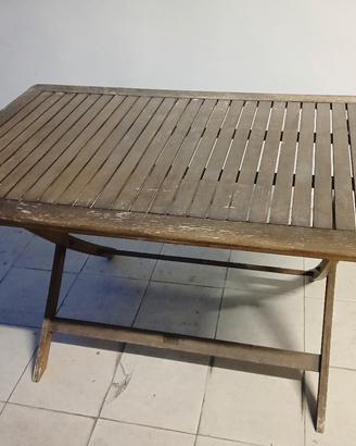 Tavolo e sedie in legno da giardino 