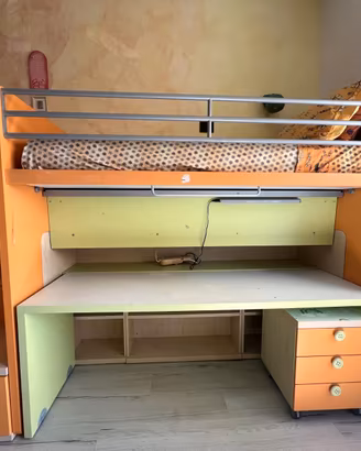 Letto soppalco con scrivania estraibile e libreria