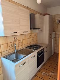 Cucina con frigo